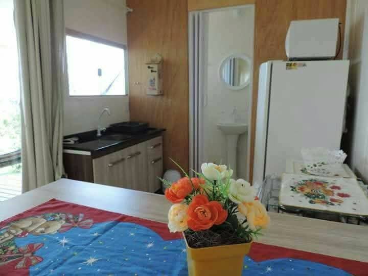 Cozinha integrada com banheiro