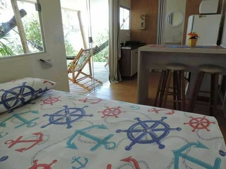 Interior da mini casa com vista para a varanda