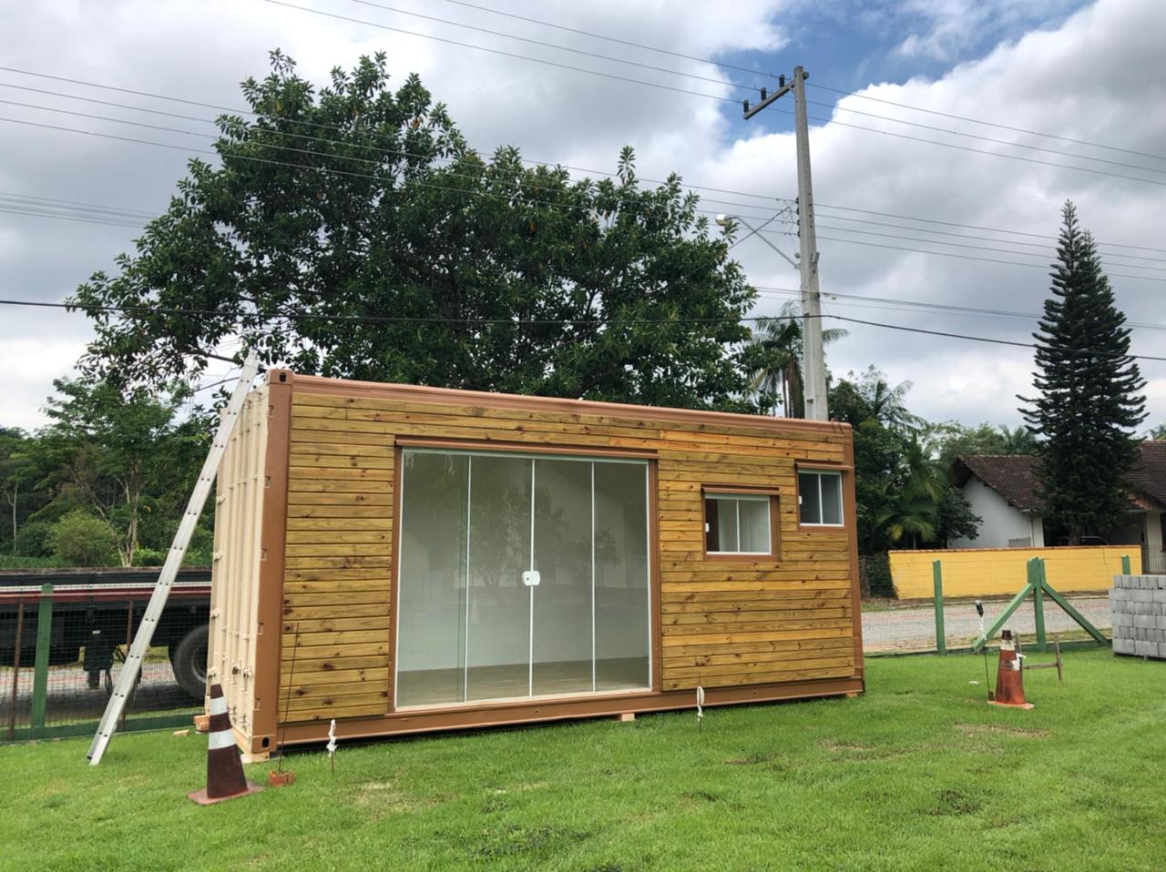 Mini casa com revestimento em madeira