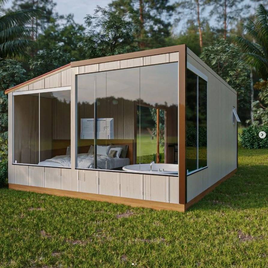 Mini casa com janelas amplas em ambiente arborizado