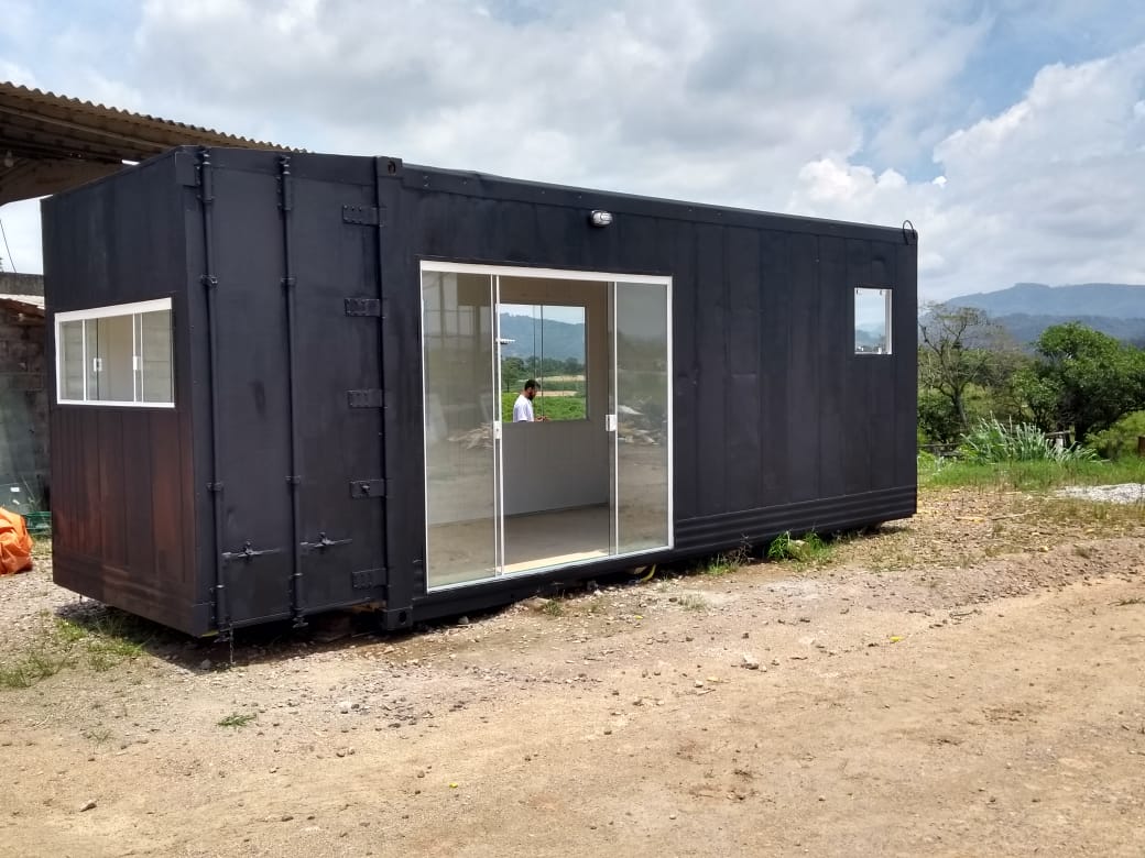 Mini casa com lateral em madeira e visual moderno