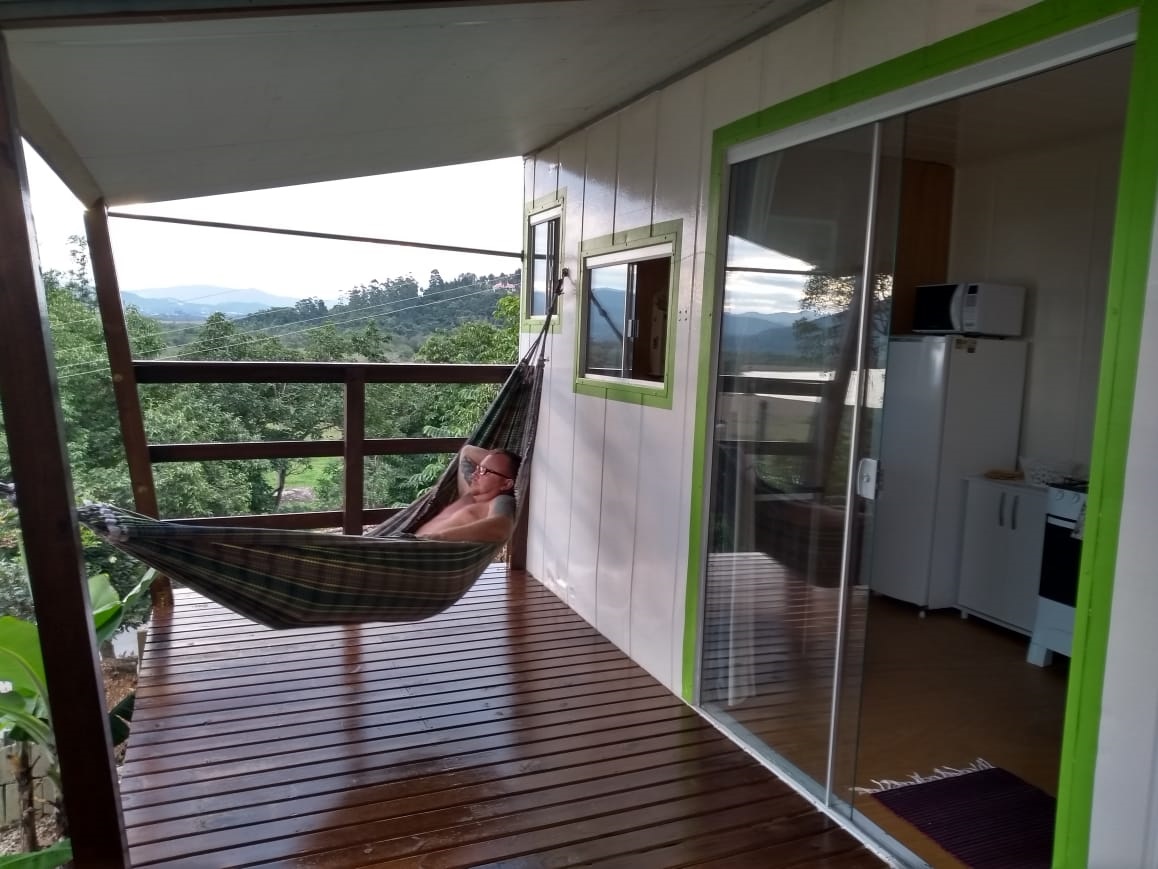 Kit Mini Casa — varanda com rede e vista para a serra